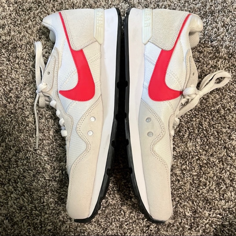 Women’s Nike Venture size 11